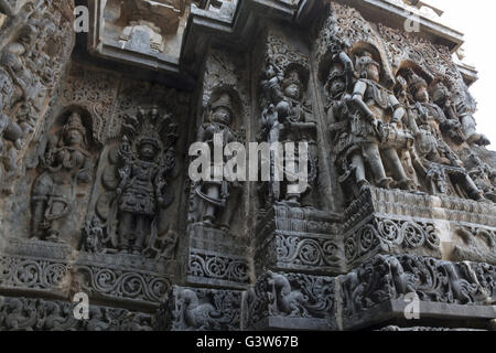 Reich verzierte Wand panel Reliefs, die hinduistischen Gottheiten, Westseite, hoysaleshwara Tempel, halebidu, Karnataka, Indien. Stockfoto
