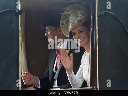 Der Herzog und die Herzogin von Cambridge Welle im Windsor Great Park als Mitglieder der königlichen Familie Swap von Autos, Horse-drawn Wagen auf ihrer Reise von Windsor Castle zu Ascot Racecourse. Stockfoto