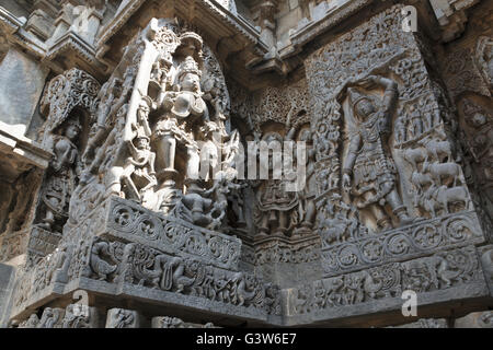 Wand-Paneel-Reliefs, die Darstellung der Göttin Kali auf der linken Seite und Govardhan Girdhari auf den richtigen, Hoysaleshwara-Tempel, Dorasamudra, Indien Stockfoto