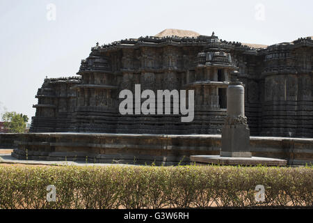 Hoysaleshwara Tempel Komplex, halebid, Karnataka, Indien. Ansicht von Süden Westen. garuda Säule ist auch gesehen. Stockfoto