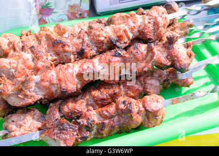 Frisch gekochte Shaslik Kebab mit angebratene Fleisch ruhen auf einem Teller in Russland Stockfoto