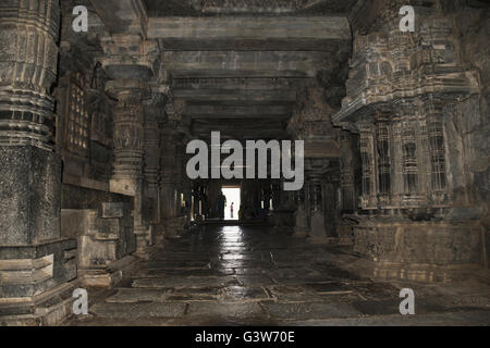 Lange Passage bedeckt mit verschiedenen Säulen neben der Shantaleshwara und Hoysaleshvara Tempel, Halebid, Karnataka, Indien Stockfoto