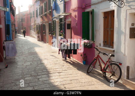 alten rotes Fahrrad geparkt lange eine Außenwand in Insel Burano, Venedig Stockfoto