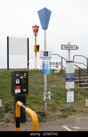 Zu viele Zeichen. Eine Fülle von hässlichen Zeichen auf dem Strand Parkplatz bei Budleigh Salterton in Devon, England. Stockfoto