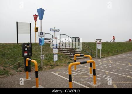 Zu viele Zeichen. Eine Fülle von hässlichen Zeichen auf dem Strand Parkplatz bei Budleigh Salterton in Devon, England. Stockfoto