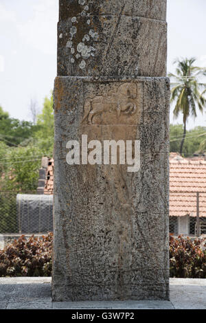 Geschnitzte Figur auf manastambha, shantinatha basadi, basadi halli Jain Tempel Komplex, Karnataka, Indien. Stockfoto