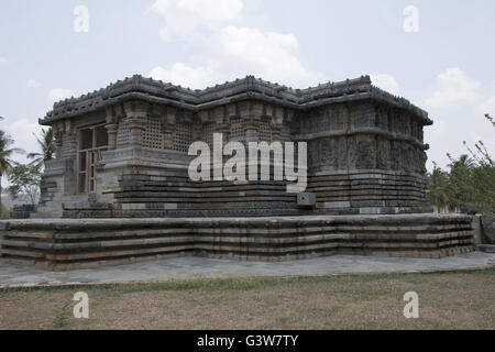 Kedareshwara Tempel, Halebid, Karnataka, Indien. Ansicht von Nordosten. Perforierte Fenster an den Wänden sind spürbar. Stockfoto