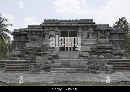 Eingang zum Kedareshwara Tempel, Halebid, Karnataka, Indien. Blick von Osten. Perforierte Windows an den Wänden sind zu sehen. Stockfoto