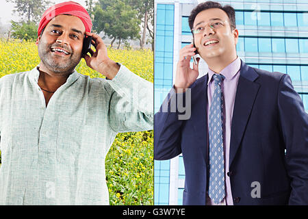 2 Personen Kollege digital verbesserte Landwirt Freund manager Office lächelnd ständigen Reden Stockfoto