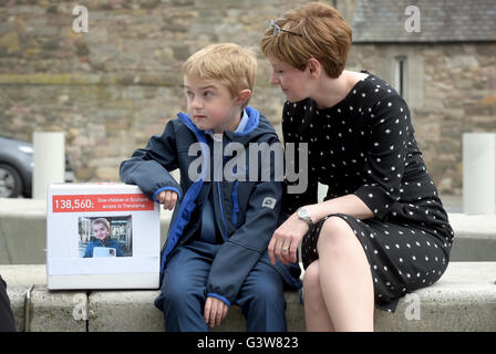 Duchenne-Muskeldystrophie leidenden Michael Young, im Alter von neun, mit seiner Mutter Michelle bevor sie erste Minister Nicola Sturgeon an das schottische Parlament in Edinburgh eine Petition vorlegen. Stockfoto