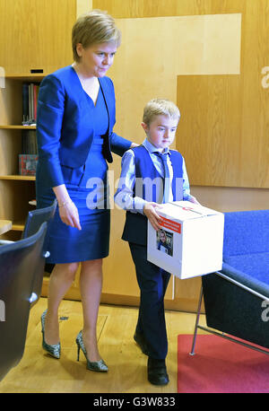 Duchenne-Muskeldystrophie leidenden Michael Young, im Alter von neun, präsentiert eine Petition zum ersten Minister Nicola Sturgeon an das schottische Parlament in Edinburgh. Stockfoto