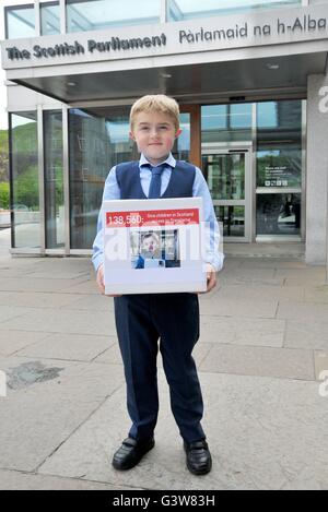 Duchenne-Muskeldystrophie leidenden Michael Young, im Alter von neun, vor der ersten Minister Nicola Sturgeon an das schottische Parlament in Edinburgh eine Petition vorlegen. Stockfoto