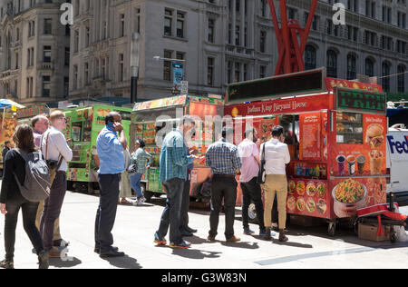 Geschäftsleute auf Mittag brechen Warteschlangen in der Linie für indisches Essen von einer Straße Garküche im Financial District, New York. Stockfoto