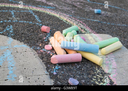 Nahaufnahme von einem Haufen von klobigen farbige Kreide auf einer Straße mit Zeichnungen auf dem Rollfeld Stockfoto