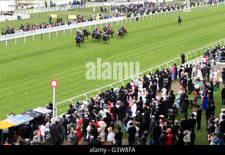 Ärmlichen geritten von Mickael Barzalona (links) gewinnt die Duke of Cambridge Einsätze tagsüber zwei Royal Ascot 2016 auf dem Ascot Racecourse. Stockfoto