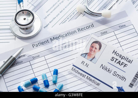 Stethoskop, Pillen und Name-Tag auf Krankengeschichte Stockfoto