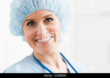 Porträt der Krankenschwester in OP-cap Stockfoto