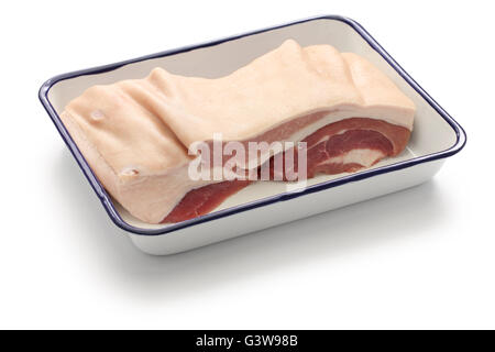 Schweinebauch mit der Haut auf weißem Hintergrund Stockfoto