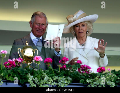 Der Prince Of Wales und der Duchess of Cornwall Welle, um die Menge am am zweiten Tag des Royal Ascot 2016 auf dem Ascot Racecourse. Stockfoto