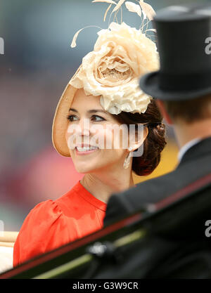 Prinzessin Mary von Dänemark tagsüber zwei Royal Ascot 2016 auf dem Ascot Racecourse. Stockfoto