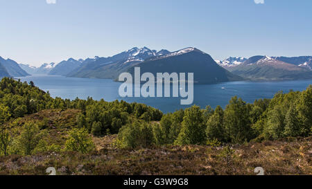 Festøykollen teilt den Hjørundfjord (links) von der Vartdalsfjord, beide Teile des Storfjorden Systems. Barstadvik ganz rechts Stockfoto