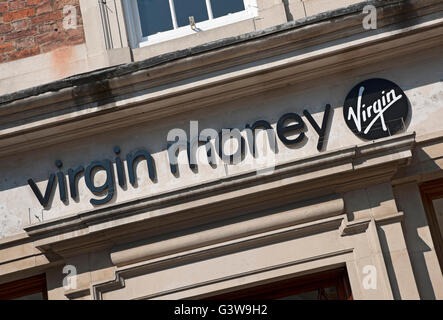 Nahaufnahme der Schilder von Virgin Money außerhalb England Großbritannien Großbritannien Großbritannien Großbritannien Großbritannien Großbritannien Großbritannien Großbritannien Großbritannien Großbritannien Großbritannien Großbritannien Großbritannien Großbritannien Stockfoto