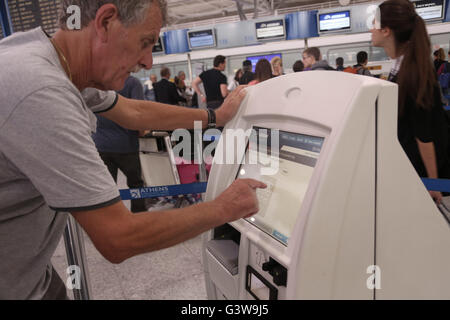 Flughafen Athen-Griechenland-Athen-Mann mit einem Self Check-in Automaten Stockfoto