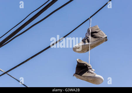 Schuhe hängen von Drähten in Montreal, Kanada Stockfoto