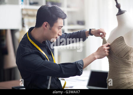 Mode-Designer arbeiten im studio Stockfoto