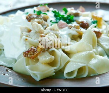 Turos Csusza - ungarische pikante Quark Käse Nudel dish.made mit kleinen hausgemachten Nudeln oder Pasta. Stockfoto