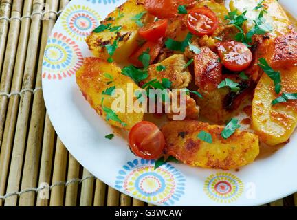 Ojakhuri - georgische Küche. Schweinefleisch mit Kartoffeln und Gewürzen Stockfoto