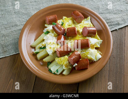 Huevos Rotos con chistorra.scrambled Eiern mit Wurst und Kartoffeln. Mexikanischen Stil. Stockfoto