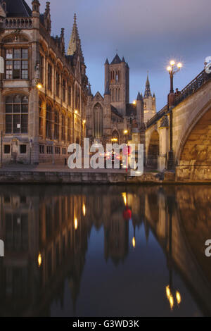 Leie, Sankt-Nikolaus-Kirche und Glockenturm Vom Korenlei, am späten Abend, Belgien, Gent Stockfoto