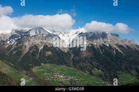 La gelohnt Savoy Voralpen über das Montmin Dorf in der Nähe von Annecy, Haute-Savoie-Abteilung in der Auvergne-Rhône-Alpes, Frankreich Stockfoto