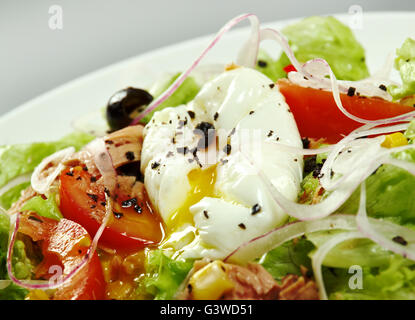 Italienischer Salat mit Thunfisch, pochiertem Ei und Gemüse Stockfoto