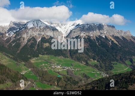 La gelohnt Savoy Voralpen über das Montmin Dorf in der Nähe von Annecy, Haute-Savoie-Abteilung in der Auvergne-Rhône-Alpes, Frankreich Stockfoto