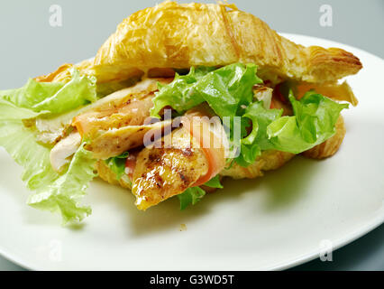 Sommermorgen Frühstück Croissant gefüllt Hähnchen-nuggets Stockfoto