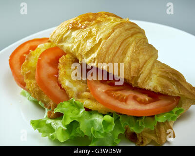 Sommermorgen Frühstück Croissant gefüllt Hähnchen-nuggets Stockfoto