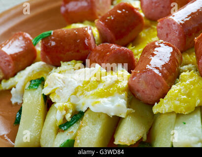 Huevos Rotos con chistorra.scrambled Eiern mit Wurst und Kartoffeln. Mexikanischen Stil. Stockfoto