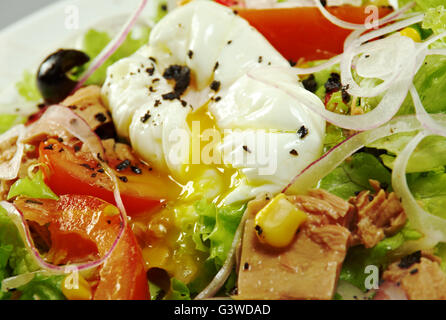 Italienischer Salat mit Thunfisch, pochiertem Ei und Gemüse Stockfoto