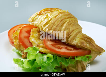 Sommermorgen Frühstück Croissant gefüllt Hähnchen-nuggets Stockfoto