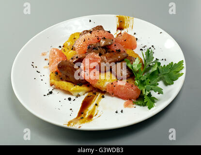 Gebratene Geflügelleber und grapefruit Stockfoto