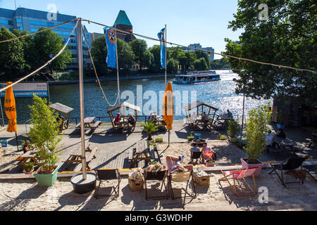 Biergarten, Strandcafé, gestrandet an der Jannowitzbrücke, Brücke, Fluss Spree, Berlin, Deutschland Stockfoto