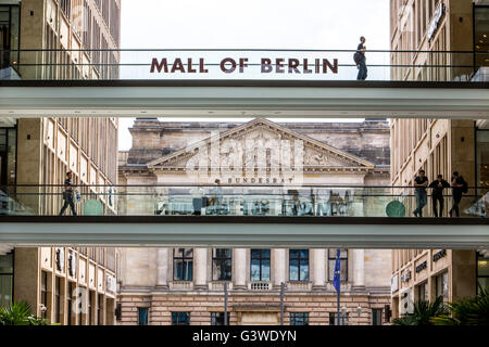 Einkaufszentrum Berlin, riesiges Einkaufszentrum mitten in Berlin, Deutschland, Stockfoto