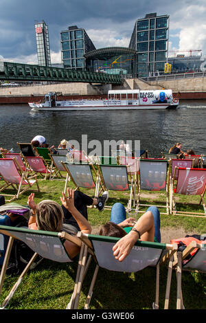 Fluss Kreuzfahrt Boote, Sightseeing-Trip am Fluss Spree, Berlin, Deutschland, Regierungsviertel, Capital Beach Biergarten, Stockfoto