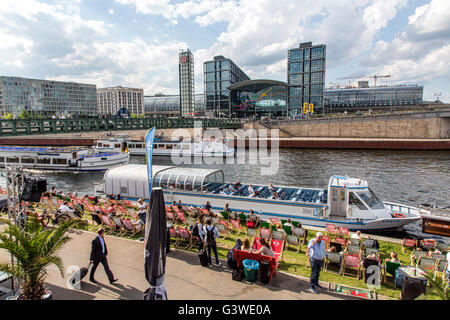 Fluss Kreuzfahrt Boote, Sightseeing-Trip am Fluss Spree, Berlin, Deutschland, Regierungsviertel, Capital Beach Biergarten, Stockfoto