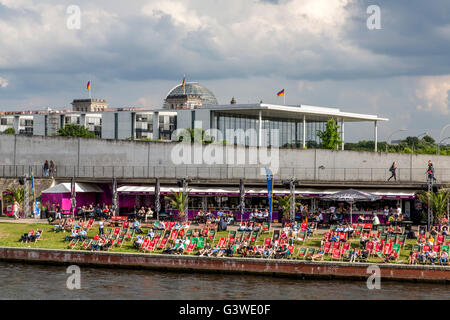 Strand "Hauptstadt" im Berliner Hauptbahnhof, an der Spree im Regierungsviertel, Reichstag, Paul Löbe House Stockfoto