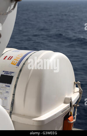 Sicherheit Rettungsinseln startbereit. Passagierschiff Queen Elizabeth. Cunard. Stockfoto