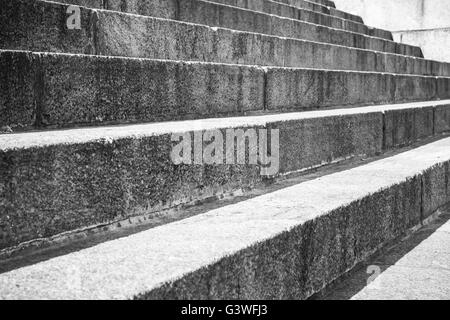 Abstrakt Architektur-Fragment. Alte Treppe aus Granit Steinblöcken, Nahaufnahme Foto mit selektiven Fokus gemacht Stockfoto