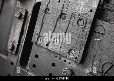 Abstrakt Schwarz Metall Industrieerfahrung, Details der russischen gepanzerten Zug von WWII Zeit. Nahaufnahme Foto mit selektiven Fokus Stockfoto